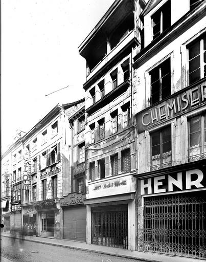 Alignement des façades ; commerces en rez-de-chaussée