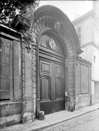 Porte cochère sur la rue