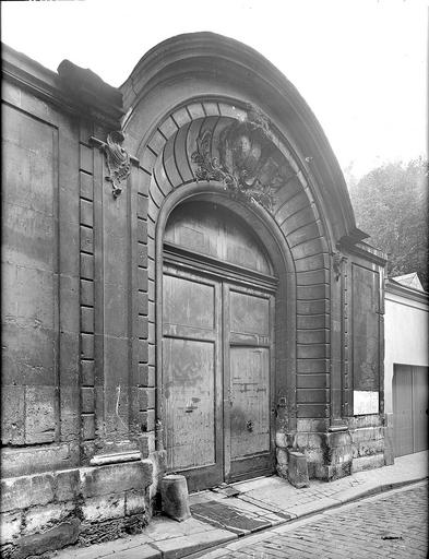 Porte cochère sur la rue