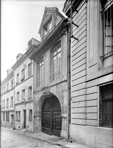 Façade sur la rue ; porte cochère