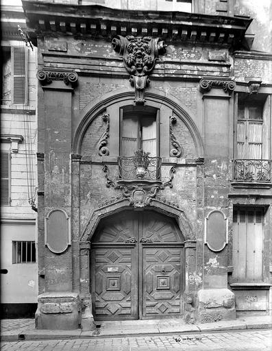 Porte cochère sur la rue