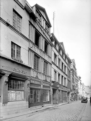 Alignement des façades ; commerces en rez-de-chaussée