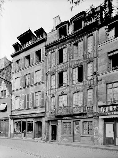 Alignement des façades ; commerces en rez-de-chaussée