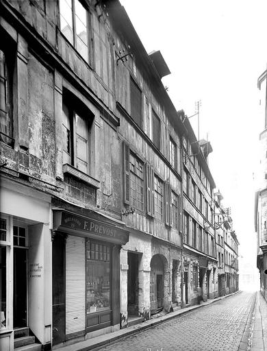 Alignement des façades ; commerces en rez-de-chaussée