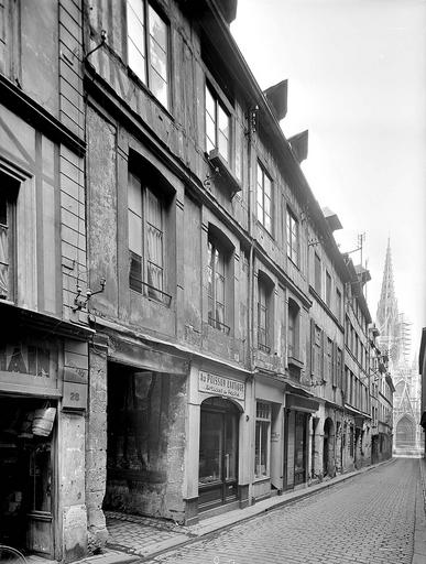 Alignement des façades ; commerces en rez-de-chaussée