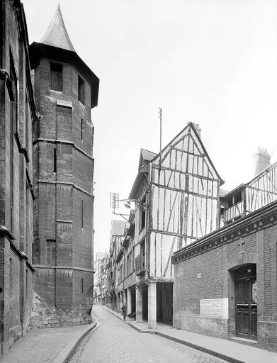 Tourelle et façades sur la rue