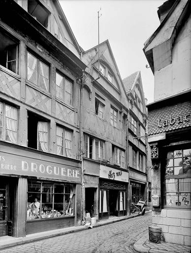 Alignement des façades ; commerces en rez-de-chaussée