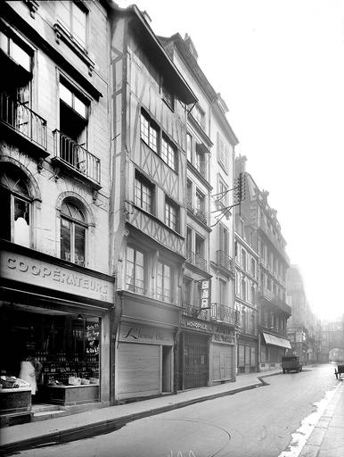 Alignement des façades ; commerces en rez-de-chaussée