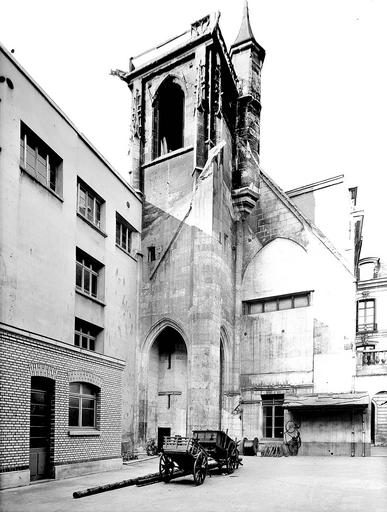 Vestiges de l'église donnant sur la cour