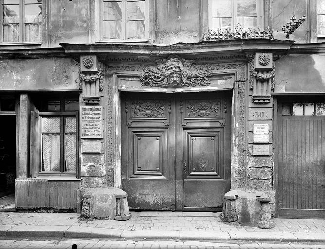 Rez-de-chaussée ; porte cochère