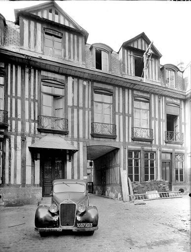 Façade sur cour ; porte cochère