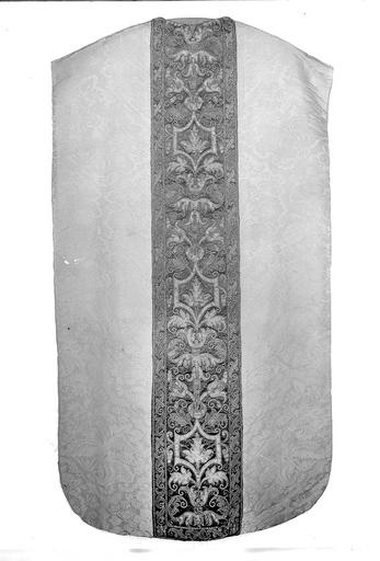 Chasuble de damas blanc avec application de satin sur velours bleu, Espagne, n°88