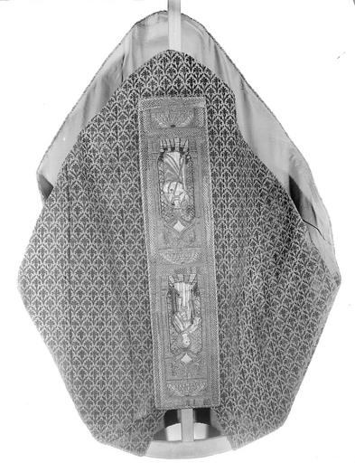 Chasuble en velours rouge ciselé, devant, Italie, n°81