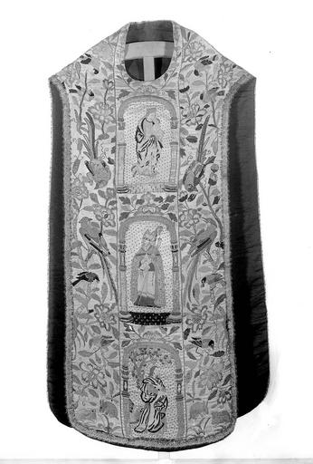 Chasuble en soie blanche brodée, Portugal, devant, n°93