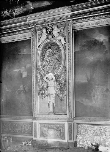 Reliefs par Van Opstal de la galerie d'Hercule au 2ème étage