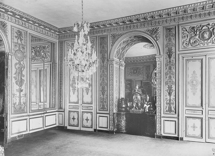 Intérieur : détail des boiseries d'un salon