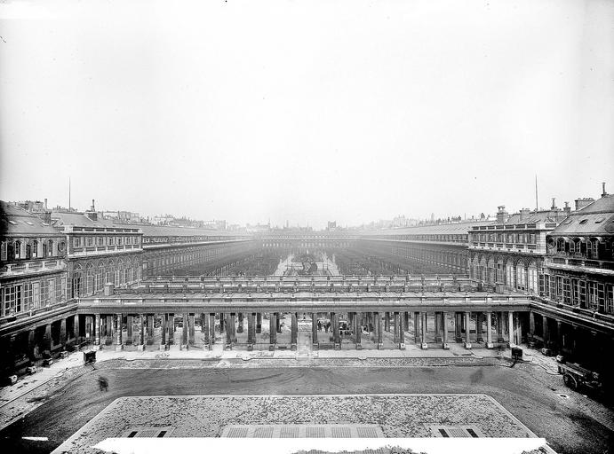 Vue d'ensemble du côté sud de la galerie d'Orléans