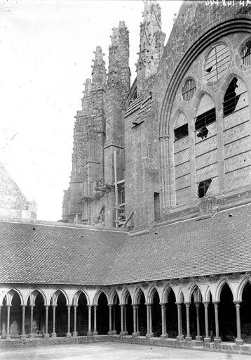 Angle nord-est du cloître et transept nord