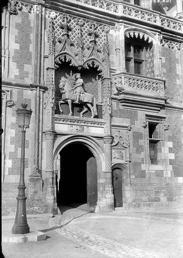 Portail d'entrée et statue équestre de Louis XII de la façade sur la place