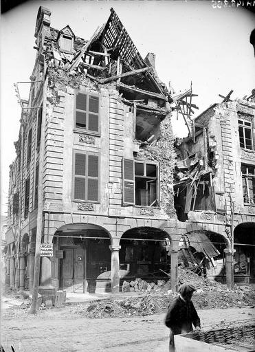 Destruction partielle de la toiture et du corps de bâtiment