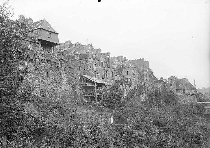 Jardins et construction de bois appuyée aux remparts