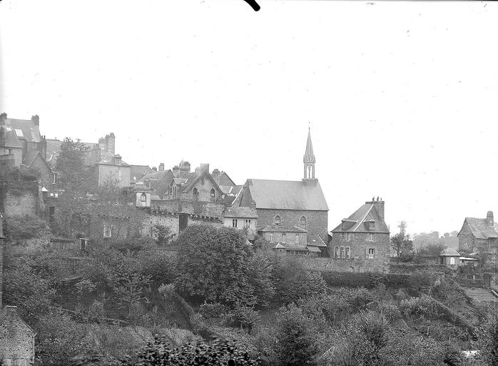 Ensemble des maisons appuyée à l'enceinte