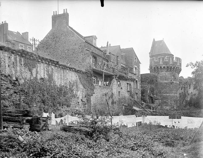 Tour, maisons appuyées à l'enceinte ; linge étendu