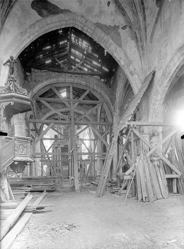 Nef vers le choeur ; travaux sur la toiture, étais