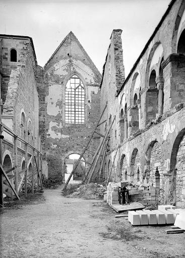 Nef vers l'entrée