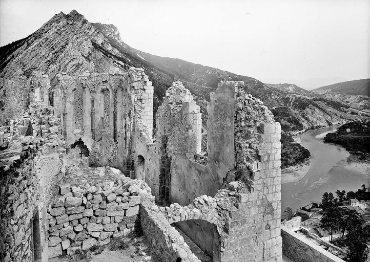 Intérieur de la chapelle vers le choeur