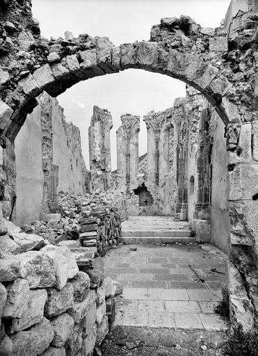 Intérieur de la chapelle vers l'entrée