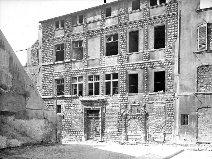 Façade sur la rue ; baies endommagées