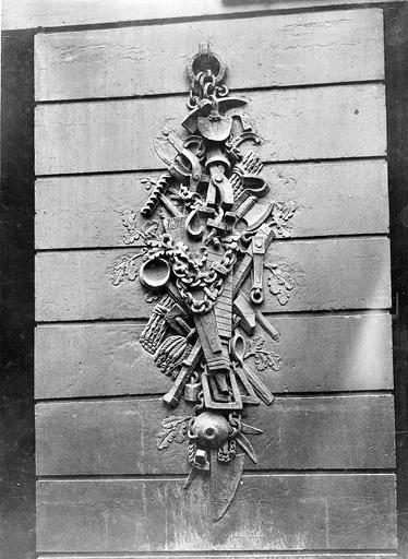 Façade sur rue : bas-relief de la pile gauche