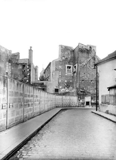 Une façade latérale vue de la rue