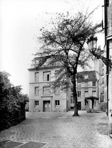 Bâtiments sur cour, puits