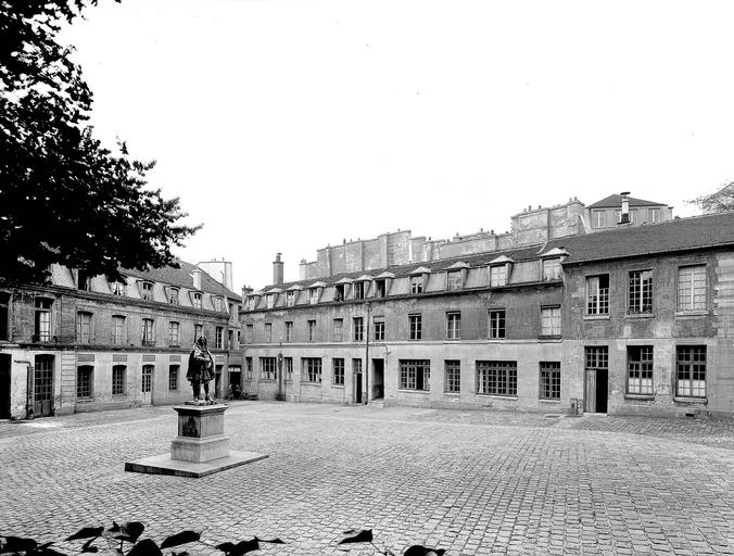 Façades des bâtiments sur cour