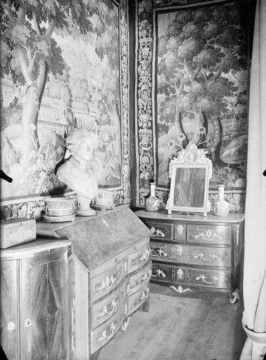 Commode Régence et secrétaire Louis XV de la chambre de Madame Onslow