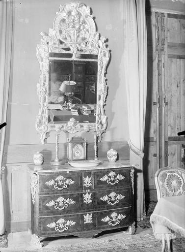 Commode Régence et glace provençale de la chambre de Madame Onslow