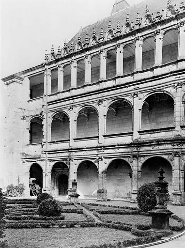 Façade sur la cour et galeries