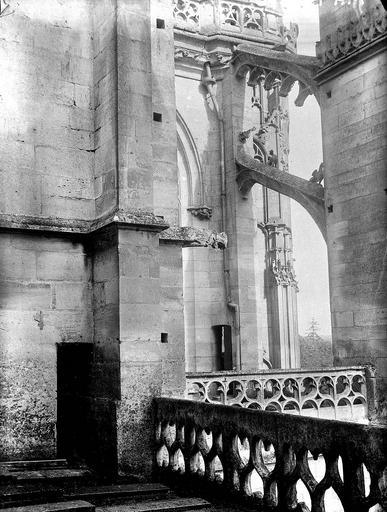 Arc-boutant et balustrade du côté ouest du croisillon sud