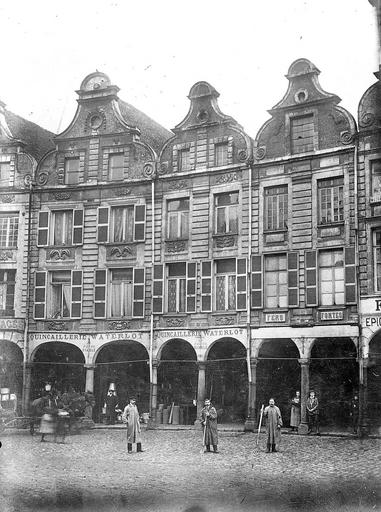 Les arcades et la quincaillerie Waterlot, avant destruction