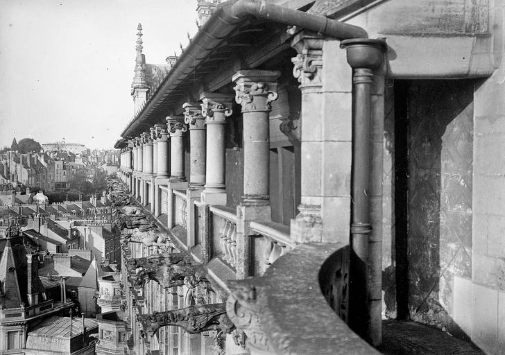 Colonnes du 1er étage de la façade François Ier vues en enfilade