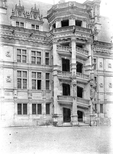 Tourelle de l'escalier d'honneur de la façade sur cour de l'aile François Ier, vue de l'aile Gaston d'Orléans