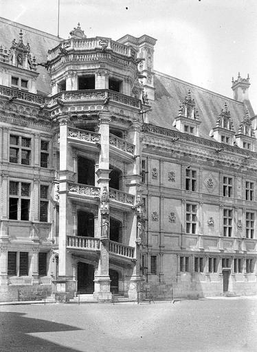 Tourelle de l'escalier d'honneur de la façade sur cour de l'aile François Ier, vue de l'aile Gaston d'Orléans