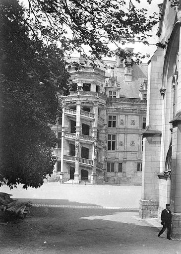 Tourelle de l'escalier d'honneur de la façade sur cour de l'aile François Ier, vue de l'entrée de la chapelle