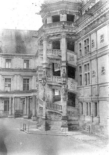 Tourelle de l'escalier d'honneur de la façade sur cour de l'aile François Ier, vue de l'aile Louis XII