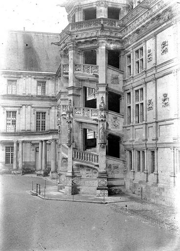 Tourelle de l'escalier d'honneur de la façade sur cour de l'aile François Ier, vue de l'aile Louis XII