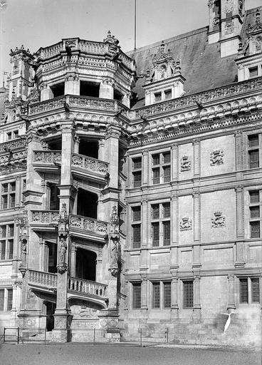 Tourelle de l'escalier d'honneur de la façade sur cour de l'aile François Ier, vue de l'aile Louis XII