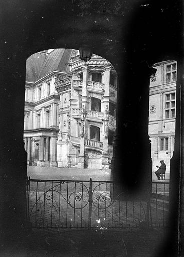 Tourelle de l'escalier d'honneur de la façade sur cour de l'aile François Ier, vue du porche d'entrée de l'aile Louis XII