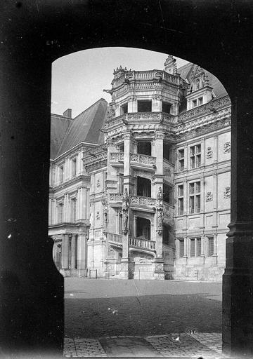 Tourelle de l'escalier d'honneur de la façade sur cour de l'aile François Ier, vue de sous la colonnade de l'aile Louis XII